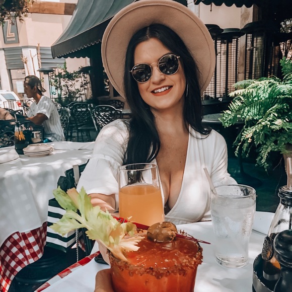 Meet your Posher - Picture 2 of 6